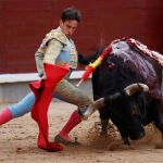 MADRID, 12/05/2022.- El diestro Gonzalo Caballero con el primero de la tarde durante la corrida de la Feria San Isidro, este jueves en Las Ventas de Madrid. EFE/ Javier Lizón