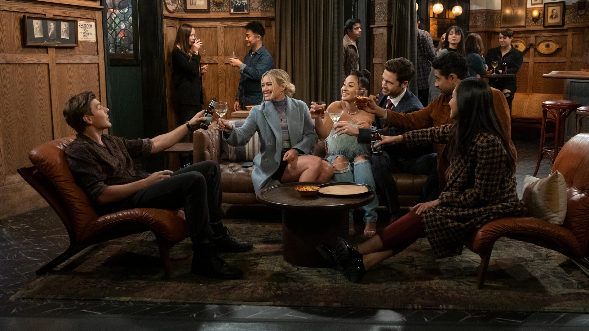 La serie pertenece a la categoría de comedias de reunión al estilo «Friends»