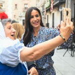 La vicealcaldesa de Madrid, Begoña Villacís, se fotografía junto a una ciudadana tras la lectura del pregón de las Fiestas de San Isidro 2022, a 12 de mayo de 2022, en Madrid (España).