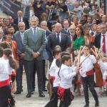 La ministra Portavoz, Isabel Rodríguez (1i); el Rey Felipe VI (2i) y la Reina Letizia (4i), posan mientras unos niños realizan una actuación, en la comarca cacereña de Las Hurdes, con motivo del centenario de la visita que realizó el Rey Alfonso XIII a esta zona, a 12 de mayo de 2022, en Pinofranqueado, Cáceres, Extremadura (España). Alfonso XIII recorrió un buen número de municipios y alquerías entre el 20 y el 24 de junio de 1922, acompañado por autoridades y nombres relevantes de la época. La expedición a Las Hurdes tuvo un amplio eco en la prensa nacional de la época y fue el detonante para que se pusieran en marcha una serie de medidas encaminadas a mejorar la atención sanitaria en la comarca. 12 MAYO 2022;FAMILIAS;DERECHOS SOCIALES;NACIONES UNIDAS;FAMILIA Emilio Fraile / Europa Press 12/05/2022