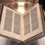 Vista de un ejemplar de la Biblia de Gutenberg, que está considerado el primer libro impreso
