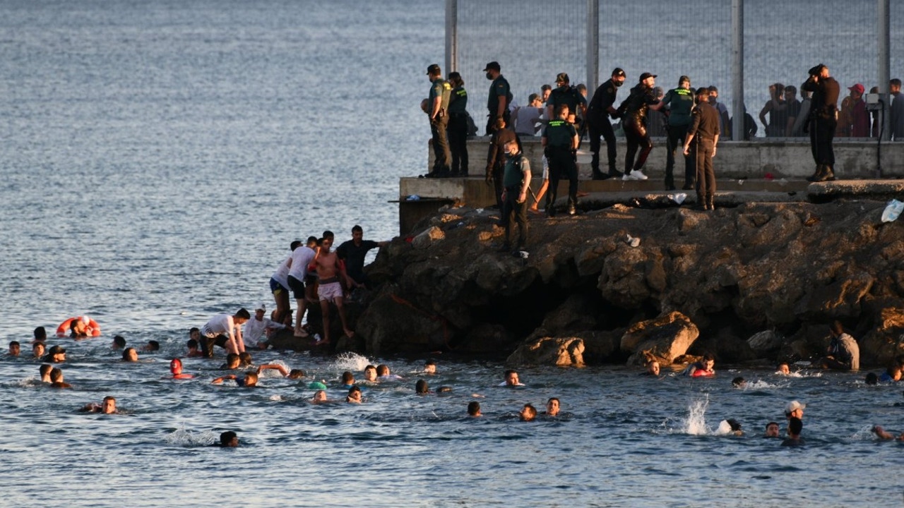 Marruecos aleja de la frontera a 540 inmigrantes que se preparaban para entrar ilegalmente en Ceuta