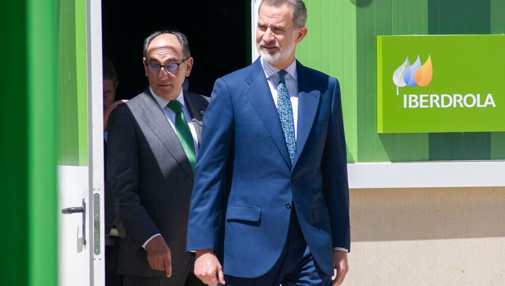 El rey Felipe junto al presidente de Iberdrola, Ignacio Galán, durante la inauguración de la planta de hidrógeno verde de la compañía en Puertollano
