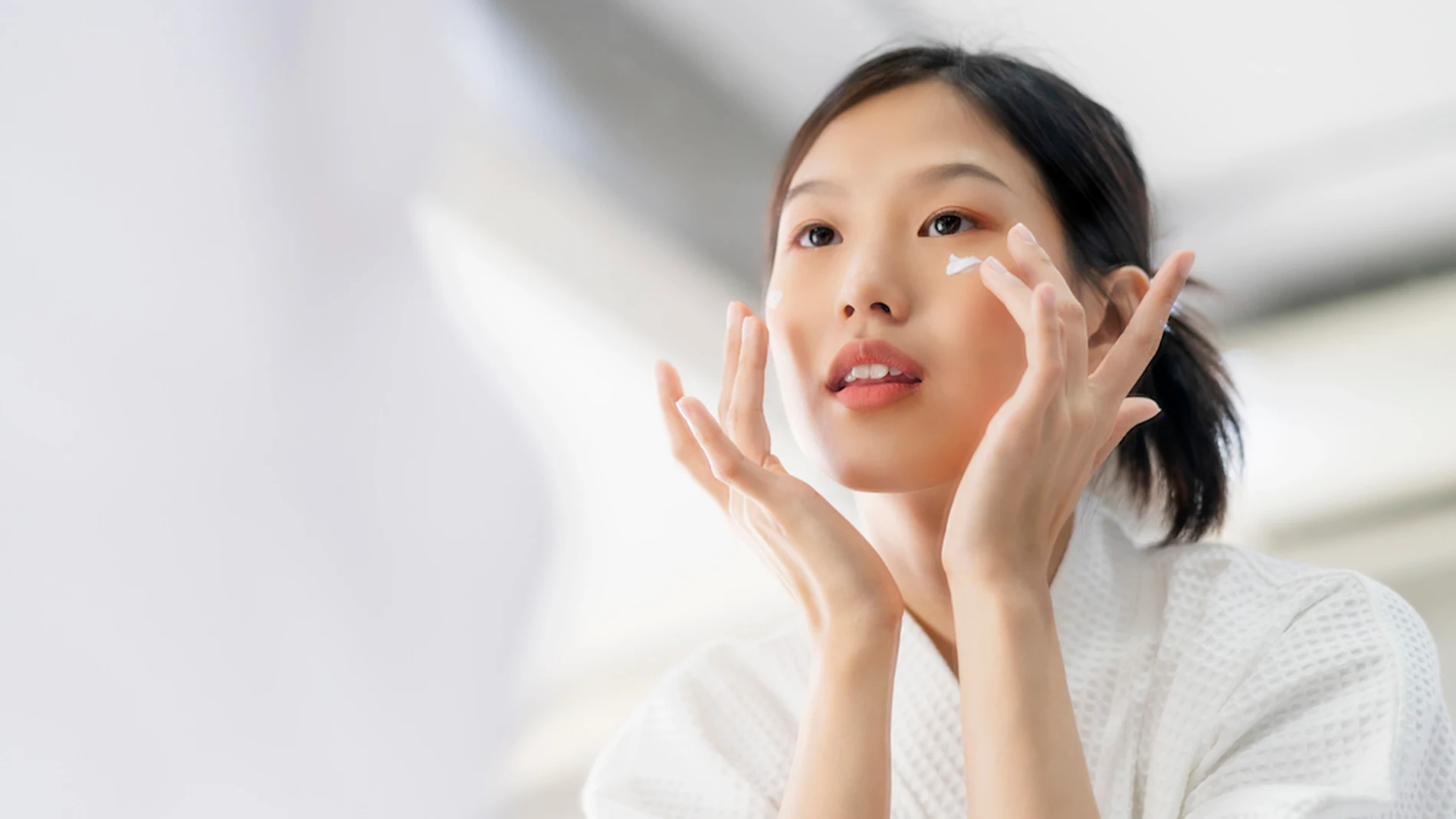 Mujer aplicando su rutina de belleza.