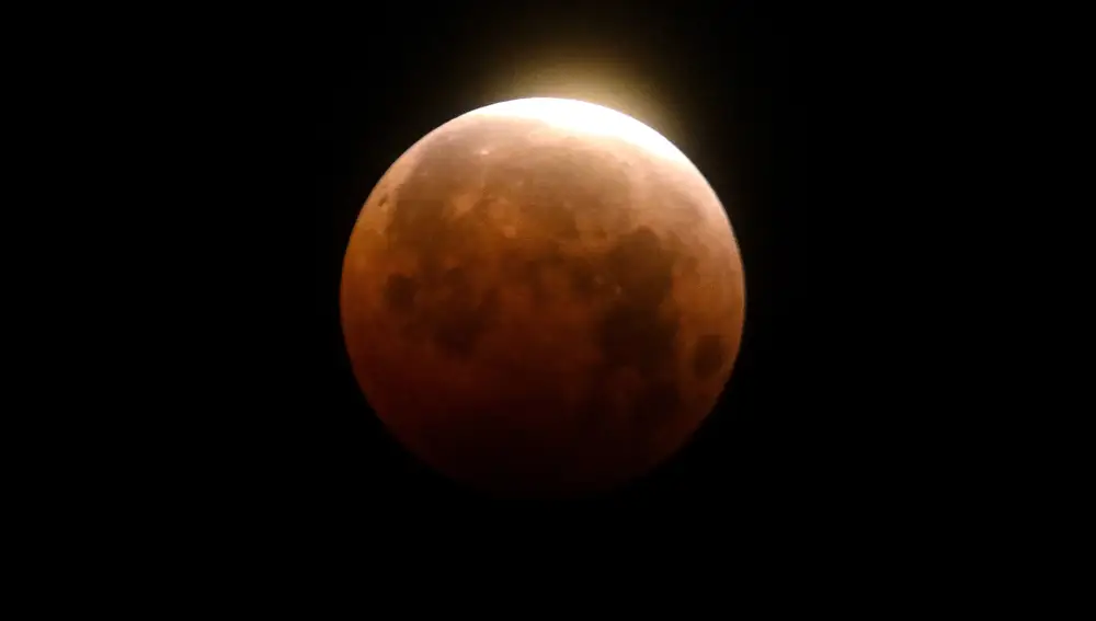 La luz brilla de un eclipse lunar, un fenómeno conocido popularmente como "luna de sangre" | Fuente: AP Photo/Ringo H.W. Chiu