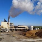 Vista de una planta extractora de aceite de orujo, con el vapor de agua producto del secado del OGH saliendo por las chimeneas
