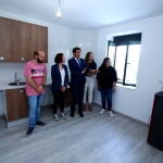 El consejero Juan Carlos Suárez-Quiñones visita unas viviendas rehabilitadas para alquiler social en León junto a junto a la alcaldesa de Villagatón-Brañuela, Carolina López, y la diputada Ester Muñoz,