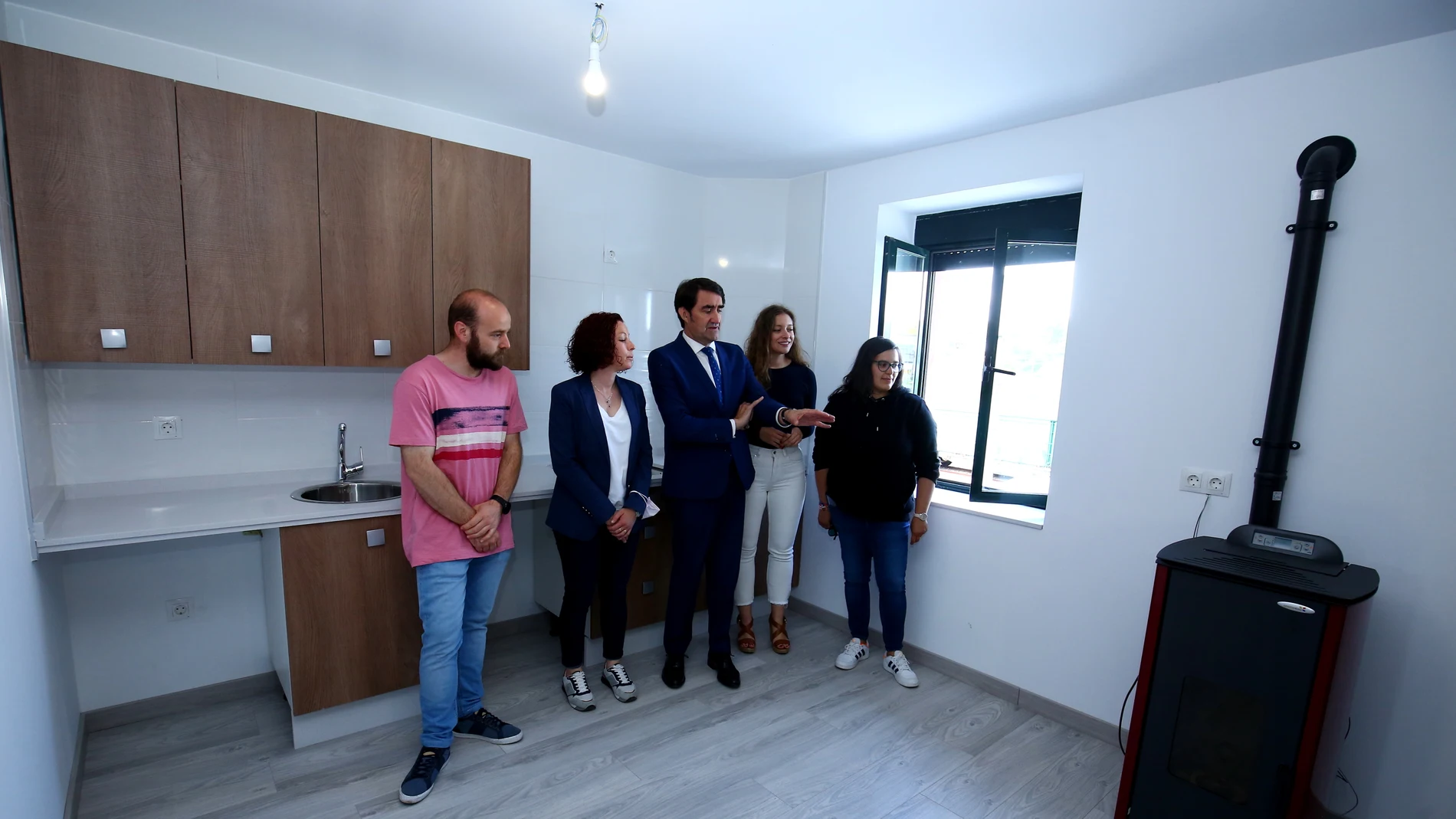 El consejero Juan Carlos Suárez-Quiñones visita unas viviendas rehabilitadas para alquiler social en León junto a junto a la alcaldesa de Villagatón-Brañuela, Carolina López, y la diputada Ester Muñoz,