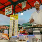 Un comerciante aguarda la llegada de clientes en la plaza Fna de Marrakech (Marruecos)