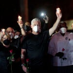 El presidente de Cuba, Miguel Diaz-Canel, y su esposa, Lis Cuesta, acuden a una vigilia como homenaje a las víctimas de la explosión del hotel Saratoga