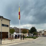Tardajos rinde homenaje a la Bandera de España en un solemne izado