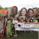 Manifestantes sostienen pancartas durante una manifestación por el derecho al aborto, en Nueva York
