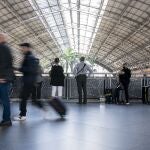 Viajeros con maletas en la Estación Puerta de Atocha de Madrid