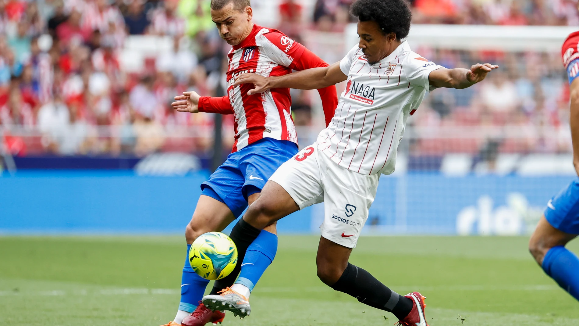 Jules Koundé con el Sevilla. EFE /Chema Moya