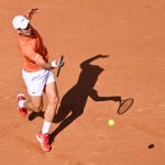 Djokovic golpea de derecha desde el fondo de la pista