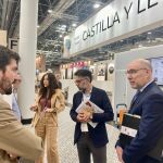 El viceconsejero de Economía y Competitividad, Carlos Martín Tobalina, acude a la feria