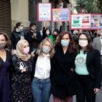 La ministra de Trabajo, Yolanda Díaz, (c) la vicepresidenta del Gobierno valenciano, Mónica Oltra(d) , la alcaldesa de Barcelona, Ada Colau,(i) la líder de Más Madrid, Mónica García (2º dcha) , y la portavoz del MDyC en Ceuta, Fátima Hamed (2º izq) , llegan al encuentro "Otras Políticas" en València.