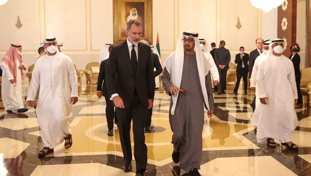 El rey de España, Felipe VI conversa este domingo con el jeque Mohamed Bin Zayed Al Nahyan (d) durante su visita a Abu Dabi para trasladar al nuevo presidente de Emiratos Árabes Unidos (EAU) sus condolencias por la muerte del anterior jefe del Estado, el jeque Jalifa Bin Zayed al Nahyan. EFE/Casa de S.M. el Rey/José Jiménez