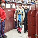 El diestro Ginés Marín sufre un revolcón con su primero de la tarde durante la corrida de la Feria de San Isidro hoy en la plaza de Lasa Ventas