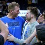 Luka Doncic saluda a la leyenda de los Mavericks, Dirk Nowitzki, tras la victoria en el séptimo partido ante los Suns