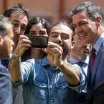 El presidente del Gobierno, Pedro Sánchez, se hace una foto con los alumnos durante su visita el Centro Integrado Público de Formación Profesional de Mislata, a 16 de mayo de 2022, en Mislata, Valencia