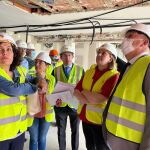 La consejera de Familia, Isabel Blanco, durante su visita a las obras de modernización en la Residencia Mixta de Segovia junto a Miguel Ángel de Vicente, entre otros