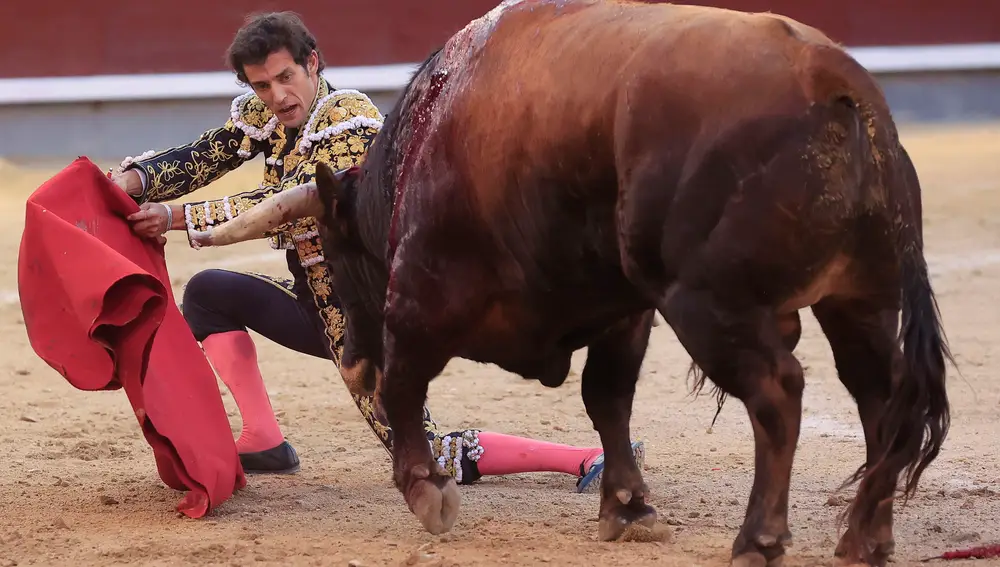 MADRID, 16/05/2022.- El novillero Álvaro Burdiel da un pase a su segundo novillo durante una novillada junto a Santana Claros e Isaac Fonseca, con novillos de Conde de Mayalde en la novena cita de San Isidro 2022, este lunes en La Monumental de las Ventas en Madrid. EFE/ Zipi