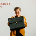 La nueva titular de la Conselleria de Educación, Cultura y Deporte , Raquel Tamarit, tras el acto de intercambio de cartera en la en la consellería. EFE/ Ana Escobar