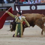 El novillero mexicano Isaac Fonseca en la novena cita de San Isidro 2022, este lunes en La Monumental de las Ventas en Madrid.