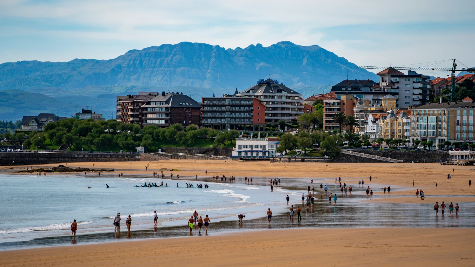 Varias personas disfrutan en la playa de Santander