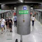 Usuarios del Metro en una estación del suburbano. MANUEL OLMEDO