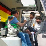 El presidente de la Región de Murcia, Fernando López Miras (d), y el presidente de la Diputación Provincial de Alicante, Carlos Mazón, saludan a un tractorista durante la concentración convocada por los sindicatos agrarios en defensa del trasvase Tajo-Segura