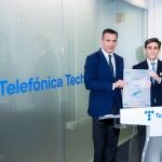 De derecha a izquierda: José María Álvarez-Pallete, presidente de Telefónica, junto a José Cerdán, CEO de Telefónica Tech