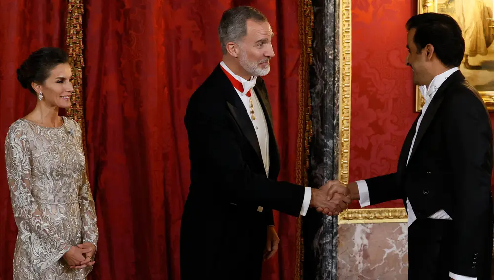 Felipe VI saluda al emir de Catar, Tamim bin Hamad Al Thani (d), acompañado por la reina Letizia