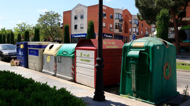 Contenedores para el reciclaje en una calle de Madrid