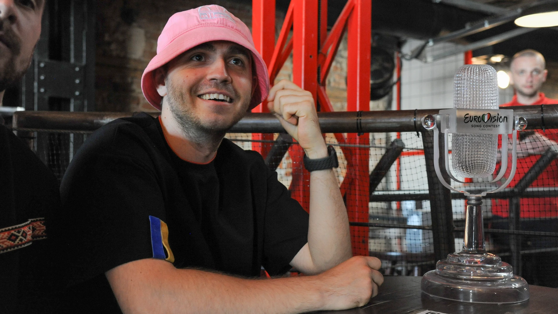 El vocalista de Kalush Orchestra posa con el micrófono de cristal