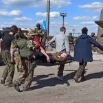 Imagen de archivo de un soldado ucraniano siendo transportado hasta un hospital
