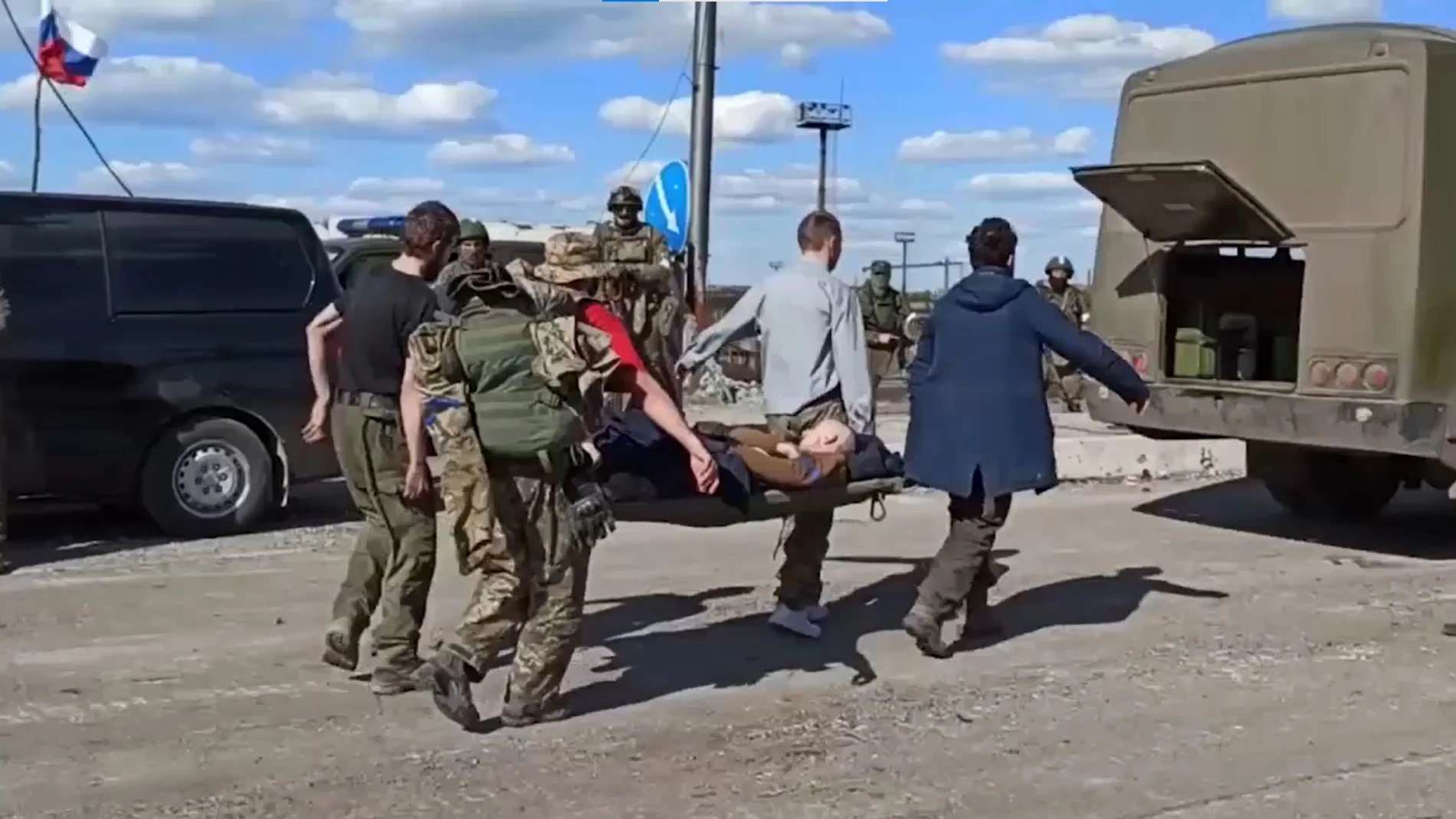 Imagen de archivo de un soldado ucraniano siendo transportado hasta un hospital