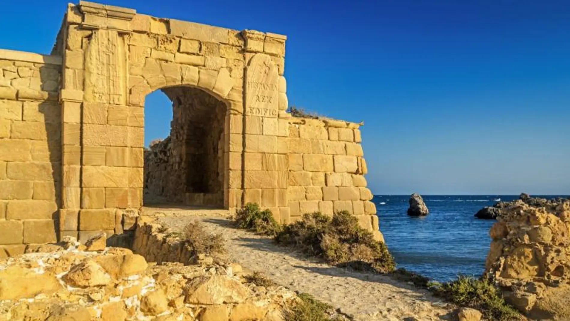 Imagen de las murallas construidas para proteger la isla de Tabarca de los piratas