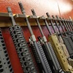 Varios rifles tipo AR-15 en una armería en Aurora (Colorado, Estados Unidos)