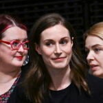 La primera ministra de Finlandia, Sanna Marin, tras la votación en el Parlamento finlandés, en Helsinki