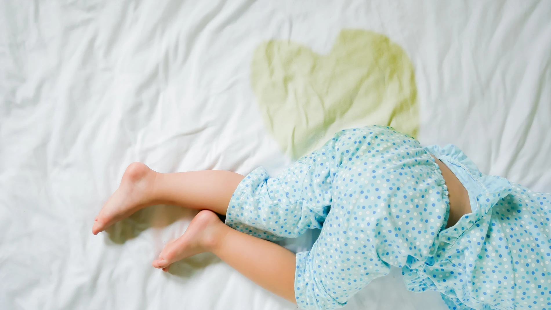 niño cama pis