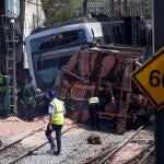 Técnicos y operarios en el lugar donde ayer se produjo un accidente ferroviario con un muerto y 86 heridos, todos ellos dados ya de alta, sobre el que el juzgado de guardia de Sant Boi de Llobregat ha abierto una investigación. EFE/Quique García