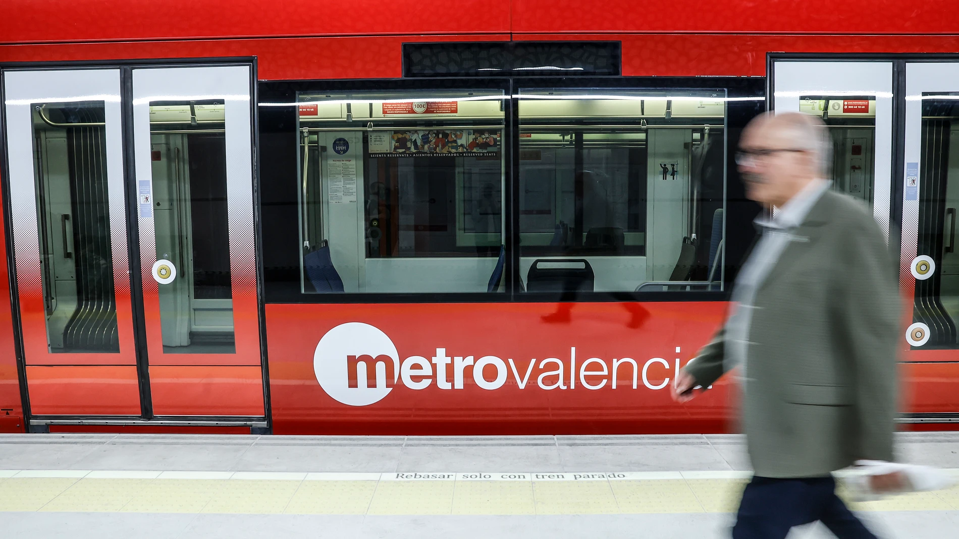 Un hombre pasa por uno de los vagones de la Línea 10 de Metrovalencia, a 17 de mayo de 2022, en Valencia, Comunidad Valenciana (España). Rober Solsona / Europa Press 17/05/2022
