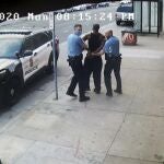Los agentes Thomas Lane (izquierda) y J. Alexander Kueng sujetan a Floyd tras ser detenido el 25 de mayo de 2020 en Minneapolis
