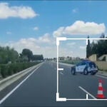 Fotografía de cartón, a tamaño real de un coche de la Guardia Civil, puesto en unas obras en una carretera de Albacete.