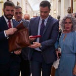 El presidente del Gobierno Pedro Sánchez con su teléfono movil interviene en la sesión de control al Gobierno celebrada este miércoles en el Congreso