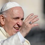 El papa Francisco saluda a los fieles en la Plaza de San Pedro en el Vaticano. EFE/ Ettore Ferrari