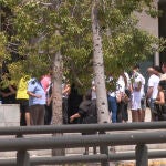Casi un centenar de familiares de los 5 detenidos por la supuesta agresión sexual a dos niñas en la localidad valenciana de Burjassot en la puerta de los juzgados de la Ciudad de la Justicia de Valencia