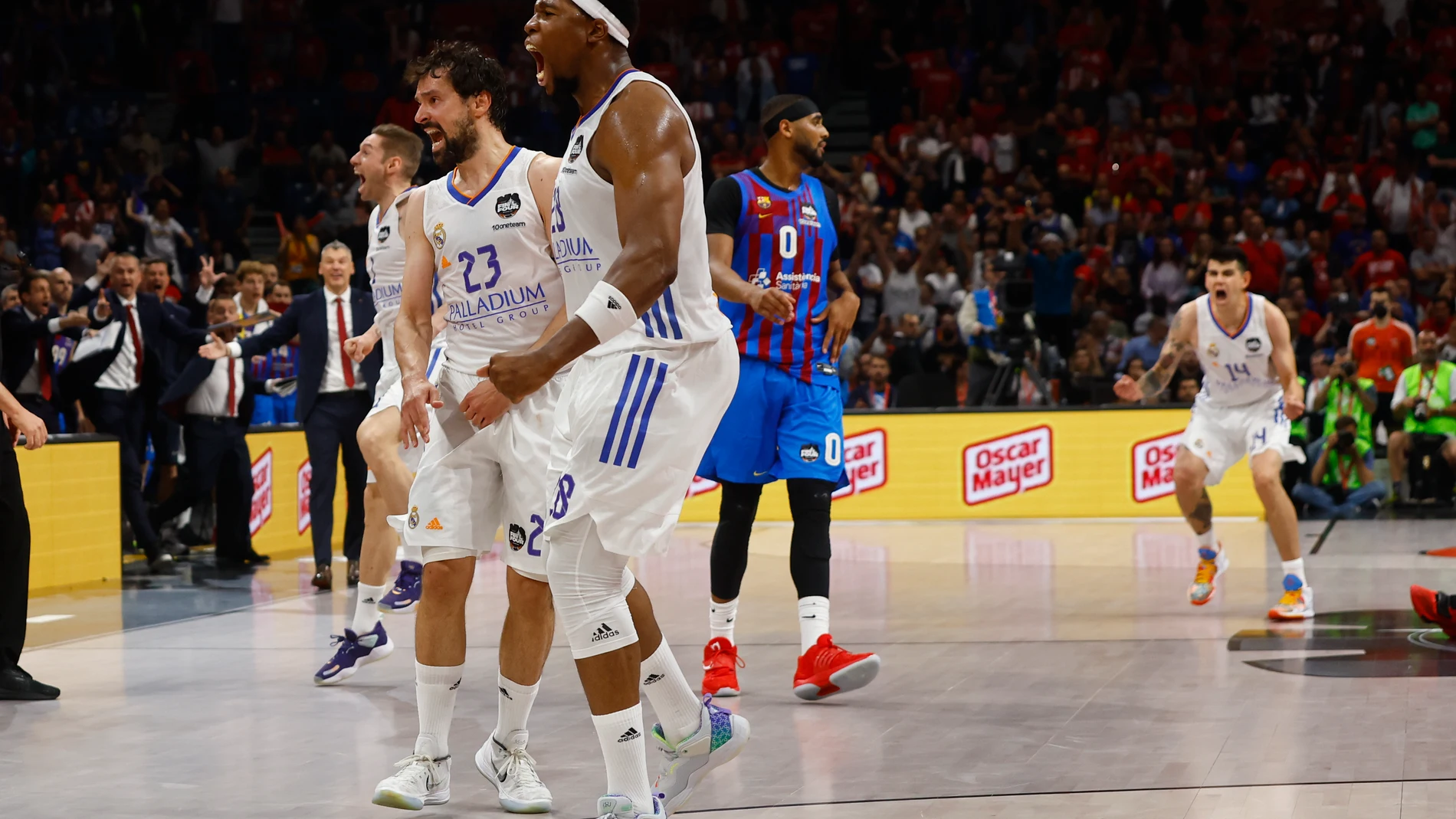 Los jugadores del Real Madrid celebran la victoria ante el Barcelona, al término del partido de la final a cuatro de la Euroliga disputado este jueves entre FC Barcelona y Real Madrid en Belgrado, Serbia. EFE/ Sergio Pérez